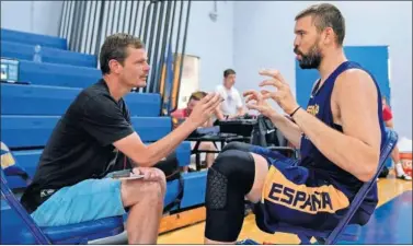  ??  ?? DIÁLOGO. Marc Gasol contesta a las preguntas de Juan Jiménez, enviado especial de AS, en Los Ángeles.