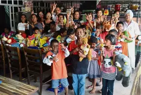  ??  ?? Happy bunch: The children at the home posing with their gifts after having lunch with Neykta members at Pusat Jagaan Sinar Ceria, Bukit Mertajam.