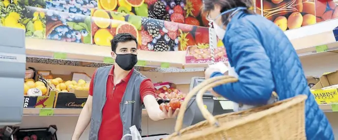  ?? DPA-BILD: HASE ?? Wird auch in Niedersach­sen Alltag werden: Einkaufen mit der Maske wie im bayrischen Rosenheim.