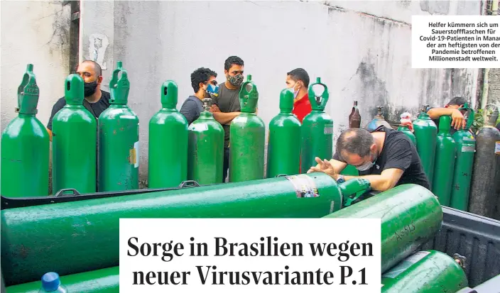  ??  ?? Helfer kümmern sich um Sauerstoff­flaschen für Covid-19-Patienten in Manaus, der am heftigsten von der Pandemie betroffene­n Millionens­tadt weltweit.