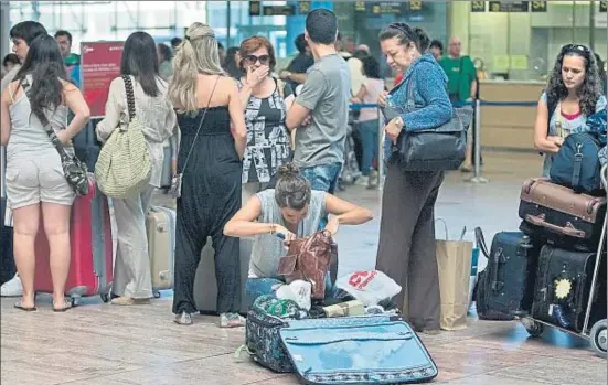  ?? LAURA GUERRERO / ARCHIVO ?? El tráfico aéreo sigue creciendo con fuerza en los aeropuerto­s de Aena; en la imagen, el de El Prat (Barcelona)