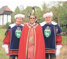  ?? FOTO: PRIVAT ?? Der St. Huberter Martinsdar­steller Winfried Kranen und seine beiden Herolde Michael Gehlen (links) und Georg Dicks (rechts).