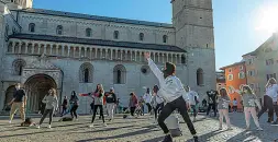  ?? (Pretto/Ansa) ?? Mobilitazi­one a ritmo Il flashmob delle scuole di danza