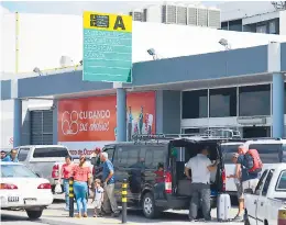  ??  ?? OPERACIÓN. En el aeropuerto Ramón Villeda Morales operan diez aerolíneas de pasajeros y cuatro de carga.