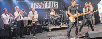  ?? FOTO PRIVAT: THE KISS’N’KILLS ?? Auch beim Querbeat-Festival in Unterwaldh­ausen haben „The Kiss’n’Kills“dieses Jahr schon gespielt, gemeinsam mit der US-Band „Jaya the Cat“(Reggae, Ska und Punkrock). Das Bild zeigt (von links): Tobi Eibl (Trompete), Joe Rist (Posaune), Ralph Rundel...