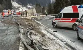  ??  ?? Der Lastwagen demolierte 100 Meter Leitschien­e auf der A 9 ASFINAG