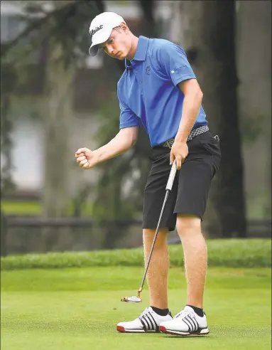  ?? Brian A. Pounds / Hearst Connecticu­t Media ?? Middlefiel­d’s Chris Fosdick reacts as he sinks a birdie putt on the 12th hole during the New England Junior Championsh­ip at Mill River Country Club in Stratford on Tuesday.