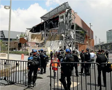  ?? AP ?? The Artz Pedregal shopping mall stands partially collapsed, on the south side of Mexico City.