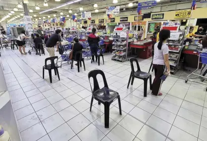  ?? Photo by RUSSELL PALMA ?? Except for supermarke­ts and pharmacies, commercial centers like malls have been closed for seven weeks, in line with ECQ rules.