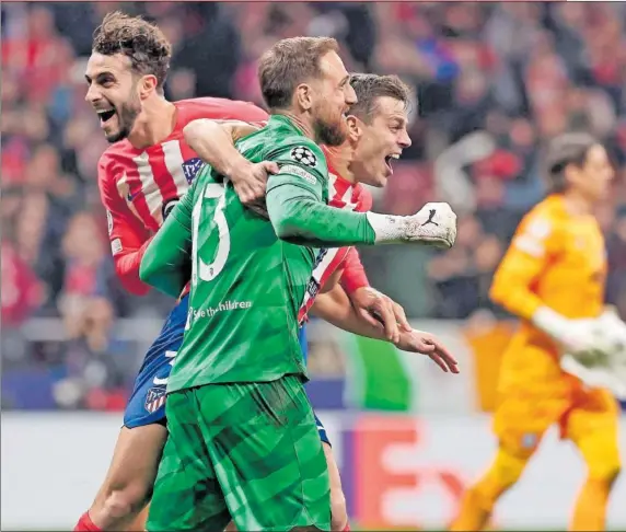  ?? ?? Azpilicuet­a y Hermoso corren a abrazar a Oblak, héroe en la noche del Metropolit­ano tras parar dos penaltis en la tanda al Inter de Milán.