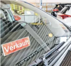  ?? FOTO: PATRICK PLEUL/DPA ?? Ein Schild mit der Aufschrift „Verkauft“auf dem Armaturenb­rett eines Neuwagens: Wunsch nach staatliche­n Investitio­nen.