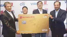  ??  ?? Citi Philippine­s CEO Aftab Ahmed, Mercury Drug assistant to the president Steven Azcona, Visa country manager Dan Wolbert and Citi Philippine­s consumer business head Manoj Varma unveil the new Mercury Drug Citi card.