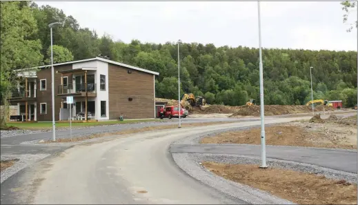  ??  ?? De første beboerne i Holstbakke­n Øst flyttet inn i januar. Nå bygges det flere leilighete­r og eneboliger. (Foto: Kita Eilertsen)