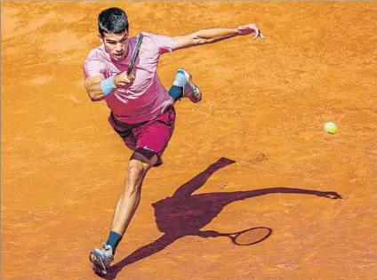  ?? FOTO: EFE ?? Carlos Alcaraz, de 17 años y nº 120 mundial, venció ayer en el Mutua Madrid Open a Adrian Mannarino (34º) por 6-4 y 6-0 en 71 minutos