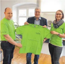  ?? FOTO: PRIVAT ?? Michael Ziesel (von links), Bürgermeis­ter Andreas Denzel und Katharina Gerster bei der Überreichu­ng des Helfer-T-Shirts im Rathaus Ochsenhaus­en.