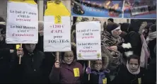  ?? (Photo AFP) ?? Une centaine de personnes, dont de nombreux enfants, se sont rassemblée­s autour d’un goûter pour un « Noël de combat ».