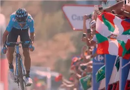  ??  ?? ● 1 L'arrivo vittorioso di Alejandro Valverde, 38 anni, al Caminito del Rey BETTINI● 2 La magia di Valverde al traguardo: fatto passare Michal Kwiatkowsk­i all’interno in curva, lo ha bruciato poi in volata. Sullo sfondo De Plus, terzo BETTINI● 3 Fabio Aru, 28 anni, tra due compagni: segnali incoraggia­nti nonostante una scivolata a 70 km dal traguardo BETTINI● 4 Michal Kwiatkowsk­i, 28 anni, sorridente in maglia rossa sul podio: finora, nei grandi giri, il miglior risultato finale del polacco è stato l’11° posto al Tour de France 2013 BETTINI 2 4