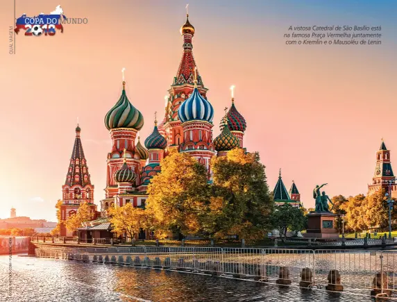  ??  ?? A vistosa Catedral de São Basílio está na famosa Praça Vermelha juntamente com o Kremlin e o Mausoléu de Lenin