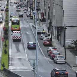  ??  ?? nes que siguen circulando a diario por la avenida de Rosalía de Castro