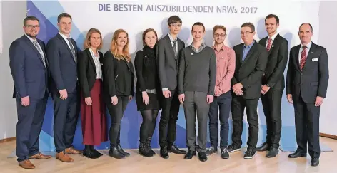  ?? FOTO: IHK ?? Die Besten aus Duisburg und den Kreisen Wesel und Kleve mit Matthias Wulfert (rechts), Geschäftsf­ührer Bildung und Technologi­e bei der Niederrhei­nischen Industrieu­nd Handelskam­mer.