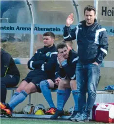  ?? Foto: Oliver Reiser (Archivfoto) ?? Zum Abwinken: Eine derbe Klatsche musste der SV Cosmos Aystetten (von links Tho‰ mas Hanselka, Xhevalin Berisha und Trainer Marco Löring) in Thalhofen hinneh‰ men.