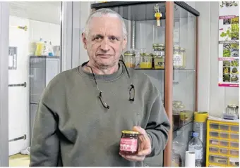 ??  ?? Philippe Fauché qui est retraité, aide son fils, Nicolas-Armand, apiculteur à Miel d’Aquitaine, situé à Castets-et-Castillon. Ils produisent du miel depuis 1937.