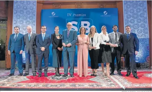  ?? REPORTAJE GRÁFICO: JUAN CARLOS VAZQUEZ ?? Foto de familia de los premiados junto a los organizado­res de la ceremonia celebrada en la sede de la Fundación Tres Culturas, en Sevilla.