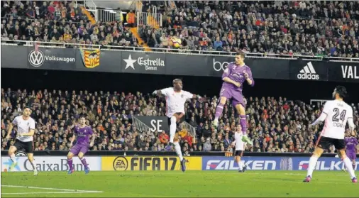  ??  ?? CABEZAZO. Cristiano recortó distancias en Mestalla en el 44’, pero el equipo no pudo remontar los dos goles que anotó el Valencia.