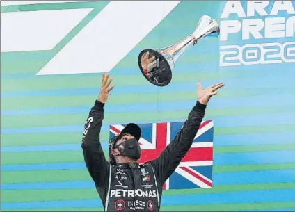  ?? FOTO: EFE ?? Lewis Hamilton, lanzando el trofeo de ganador del GP de España de F1 al cielo del Circuit, en la ceremonia del podio