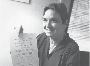  ?? CHUCKKNOBL­OCK/AP ?? Adrienne Rich holds her certificat­ion announcing the $25,000Ruth LillyPoetr­yPrize in 1986 in Chicago. Richwas the first poet to receive the award offered specifical­ly toAmerican poets.