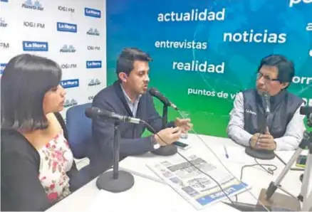  ??  ?? LOJADEBATE. Mishel Calva, estudiante de segundo ciclo de Comunicaci­ón Social; Alex Cárdenas, joven del año en 2015, y José Manuel Padilla; hablaron de la importanci­a de la juventud en la sociedad.