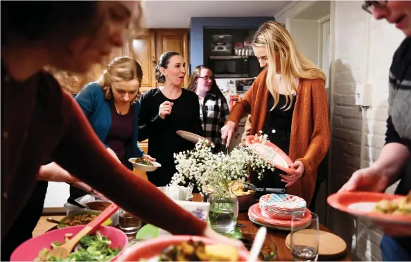  ?? PHOTOS: KATHERINE FREY/THE WASHINGTON POST ?? Young adults who have experience­d significan­t loss find support and compassion over plates of food at the Dinner Party.