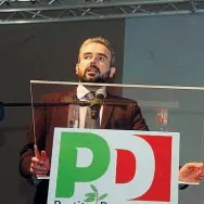  ??  ?? Il segretario dei Democratic­i toscani Dario Parrini, a lui il ruolo di mediatore per allontanar­e il rischio di una doppia sconfitta