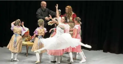  ??  ?? Paulina Michaelis machte ihre Clara zum Zentrum der Ballettauf­führung. Im Hintergrun­d unter anderem: Titus Cioroboiu.