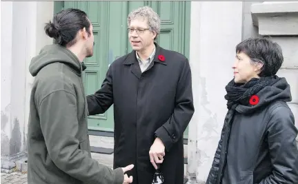  ?? CHRISTINNE MUSCHI ?? Russell Copeman, centre, the incumbent borough mayor of Côte-des-Neiges—Notre-Dame-de-Grâce and local candidate Elaine Ethier, right, greet Montrealer­s on their way to mass Sunday.