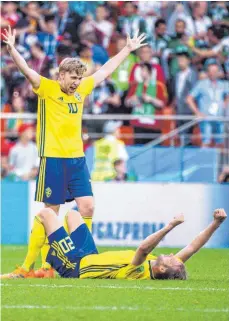  ?? FOTO: DPA ?? Emil Forsberg (links) und Ola Toivonen jubeln nach Schwedens Einzug ins Achtelfina­le.