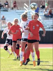  ?? LARRY GREESON / For the Calhoun Times ?? Calhoun’s Carter Baggett (8) and Sonoravill­e’s Averi Walraven battle for a header on Thursday.