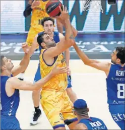  ??  ?? Bourousis intenta anotar frente a Apic, Bassas, Rivero y Benite.