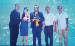  ??  ?? RHOMER John Lao (center) receives the Aeon Luxe Top Agency Manager plaque from FTC Group of Companies Chairman Francisco T. Cruz (2nd from right) and the Sales team headed by Andrew Bautista (leftmost), SVP for Sales of Aeon Luxe Properties.