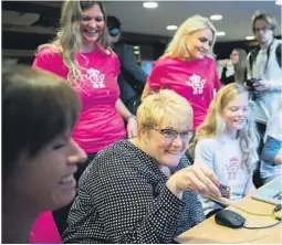  ?? FOTO: NTB SCANPIX ?? SKAL SNAKKE SAMMEN: Venstre-leder Trine Skei Grande blir partiets nye utdannings­politiske talskvinne. Onsdag venter nye samtaler med regjeringe­n, men tirsdag var det Girl Tech Fest 2017 for alle pengene.