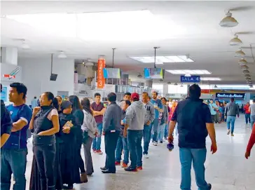  ?? CORTESÍA ?? La terminal de autobuses de Toluca se vio abarrotada de paseantes por las fiestas decembrina­s.
