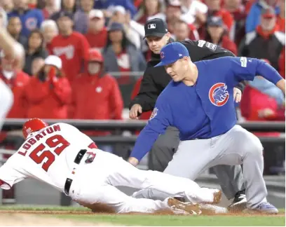  ??  ?? Anthony Rizzo picks off Jose Lobaton on a throw from Willson Contreras during the eighth inning Thursday at Nationals Park. | AP