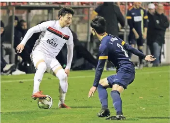  ?? FOTO: MICHAEL SCHNIEDERS ?? Nachdem er sich in den vergangene­n Spielen etwas zurückgeha­lten hatte, drehte Beecks Japaner Musashi Fujiyoshi (l.) gegen Düren wieder mächtig auf. Hier bekommt er es mit seinem Landsmann Jumpei Ebisu zu tun.