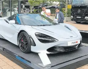  ??  ?? McLaren 70S. Este biplaza de motor central-trasero y tracción trasera reemplaza al 650S. Llevaun V8 biturbo que le permite acelerar de 0 a 300 km/h en 21,4 segundos.