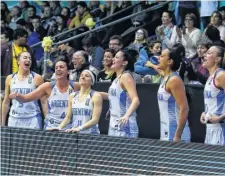  ?? PRENSA CABB ?? El banco argentino, exultante durante el histórico triunfo del selecciona­do frente a Brasil en el premundial.