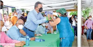  ?? F.E. ?? Leonel saluda a una seguidora en un acto en el club Los Prados.