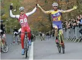  ??  ?? Adversaire­s la veille sur l’épreuve de Châtellera­ult bouclée en 1re et 3e positions, Thomas Bonnet et Nicolas Coste ont fait cause commune sur le cyclo-cross à l’Américaine de Grandmont près de Tours.