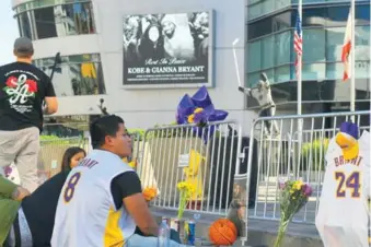  ?? AP/MARK J. TERRILL ?? Fanáticos se reúnen frente al Staples Center para honrar la memoria de Kobe Bryant.