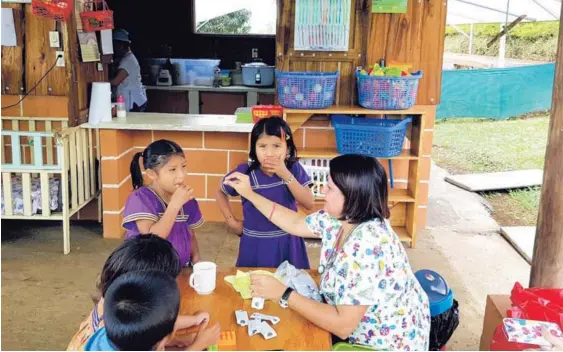  ?? CORTESÍA CASAS DE LA ALEGRÍA ?? Las casas indígenas funcionan en los beneficios y permiten a menores de todas las edades convivir, jugar, aprender y comer mientras sus padres trabajan. La mayor parte de la recolecció­n de este producto en Coto Brus lo realizan adultos de la comunidad...