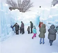  ?? MILWAUKEE JOURNAL SENTINEL ?? Visitors check out the ice formations at the Ice Castles display in Lake Geneva. MIKE DE SISTI /